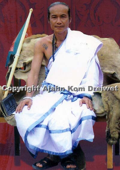 Ajahn Kom Dreiwet im Zeremonien Gewand