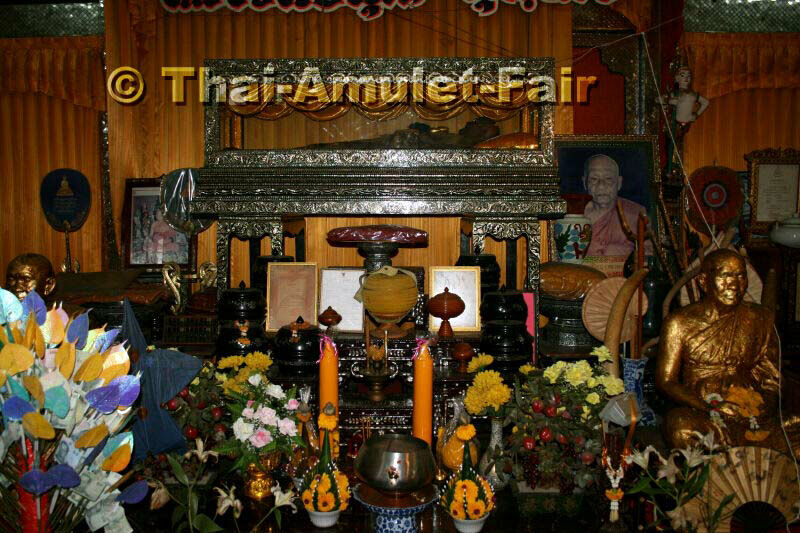 Luang Pho Phut ruht in einem glsernen Sarg im Tempel