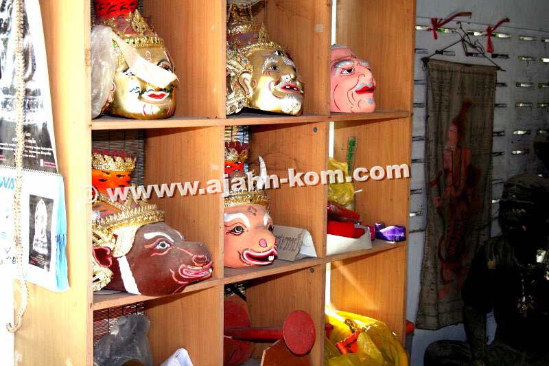 Ajahn Koms Masken fr verschiedene Zeremonien im Arsom Baramee Pho Kae