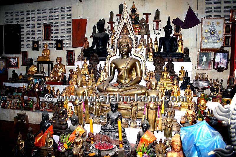 Ajahn Koms Altar im Arsom Baramee Pho Kae in Suphanburi, Thailand