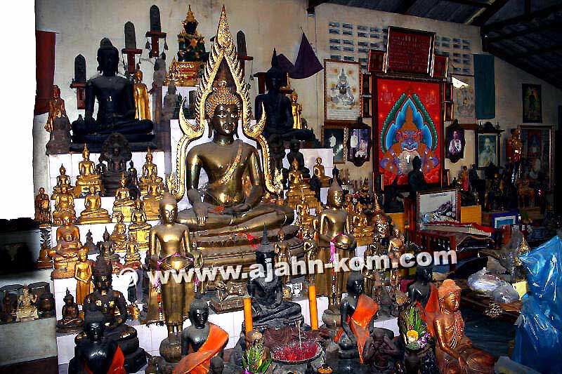 Ajahn Kom hat mehr als 100 Statuen auf und vor dem Altar im Arsom Baramee Pho Kae