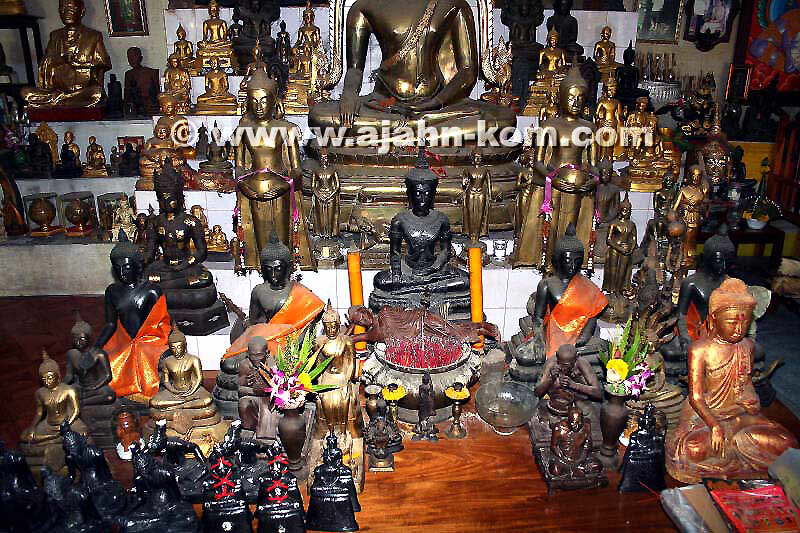 Ajahn Koms groer Buddha-Altar im Arsom Baramee Pho Kae