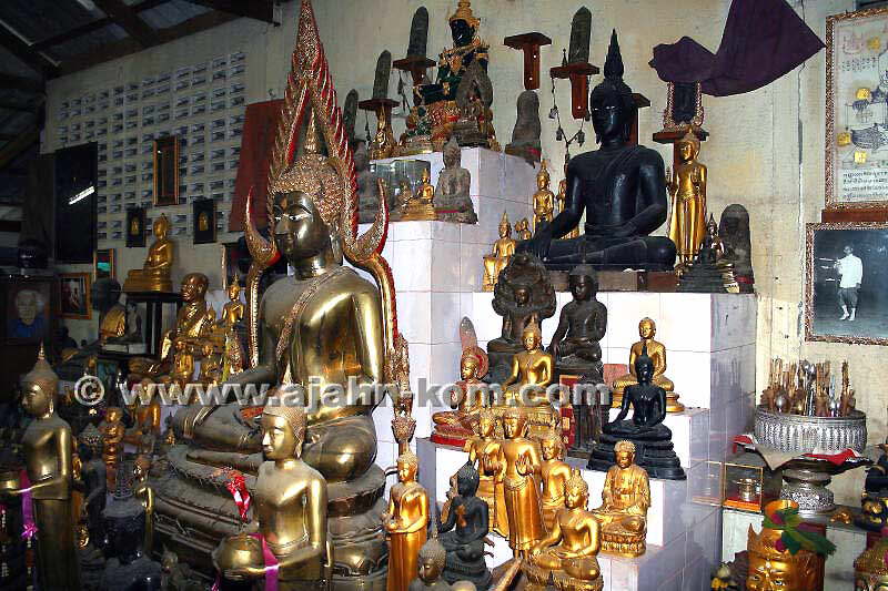 Den meisten Platz nimmt Ajahn Koms groer Buddha-Altar im Arsom Baramee Pho Kae ein