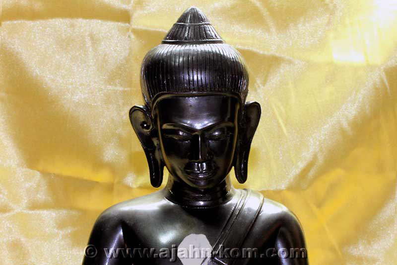 Ajahn Koms Thai Buddha Statue ist Ausdrucksstark und beruhigend zugleich