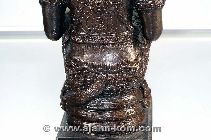 Phraya Anuchit sitzt auf seinem Schwanz - Hanuman Statue von Ajahn Kom