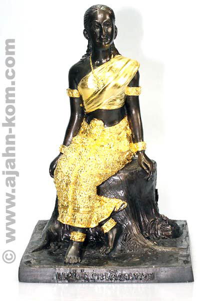 Mae Yaa Takian Thong Pid Thong Statue von Ajahn Kom aus dem Arsom Baramee Pho Kae, Suphanburi, Thailand.