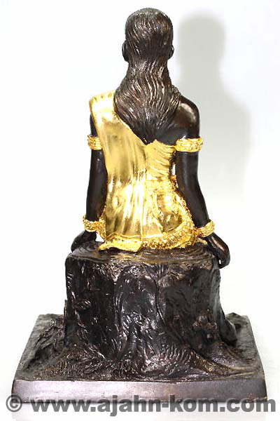 Ajahn Kom Mae Yaa Takian Thong Statue, teilvergoldet