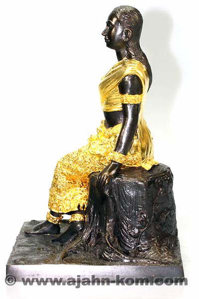 Ajahn Kom Statue Mae Yaa Takian Thong teilvergoldet