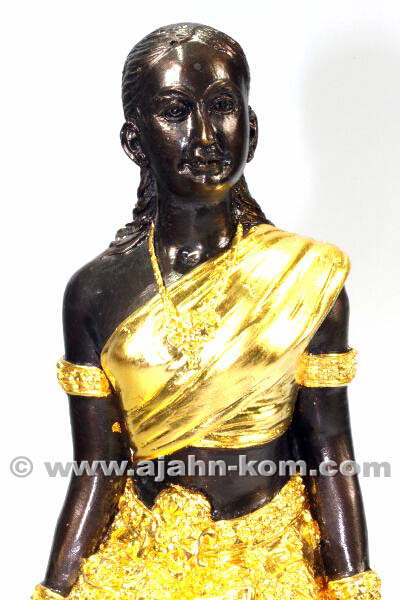 Wunderschne Mae Yaa Takian Thong Statue aus dem Arsom Baramee Pho Kae, Suphanburi, Thailand aus dem Jahr B.E. 2549 (2006)