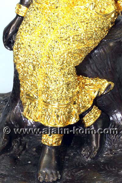 Die Mae Yaa Takian Thong Statue von Ajahn Kom ist wunderschn bis ins kleinste Detail