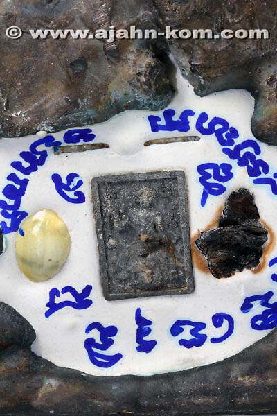 Silber Takrut, Bia Gae Schutzamulett, Mae Yaa Takian Thong Amulett und ein Stck heiliges Mai Takian (Holz) in der Sockelunterseite