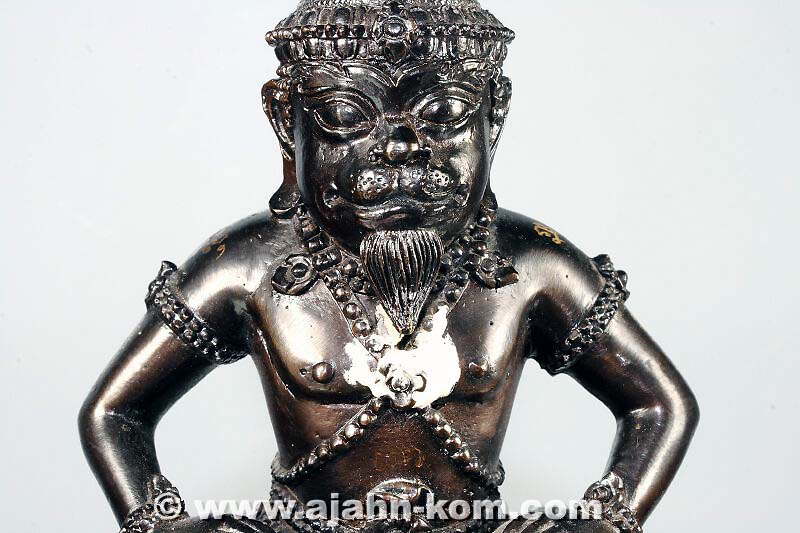 Ajahn Kom Arsom Baramee Pho Kae -Hanuman Statue von 2005