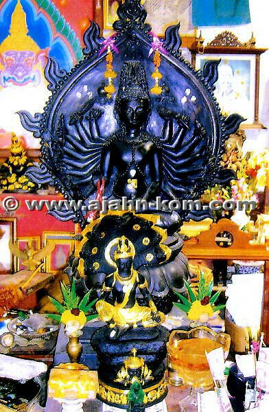 Ajahn Koms 1000 Hand Buddha & Jatukam Altar im Arsom Baramee Pho Kae