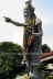 Die groe Lssi Statue von Ajahn Kom steht im dichten grn des Arsom Baramee Pho Kae