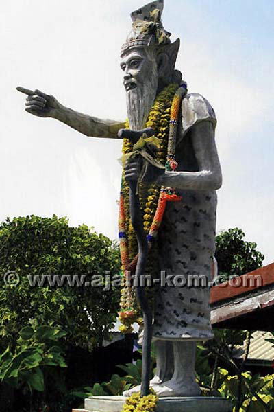 Die groe Lssi Statue im Arsom Baramee Pho Kae von Ajahn Kom
