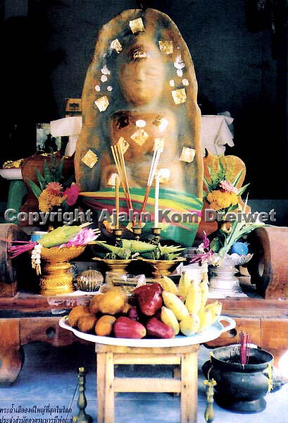 Altar mit Opfergaben im Arsom Baramee Pho Kae von Ajahn Kom Dreiwet